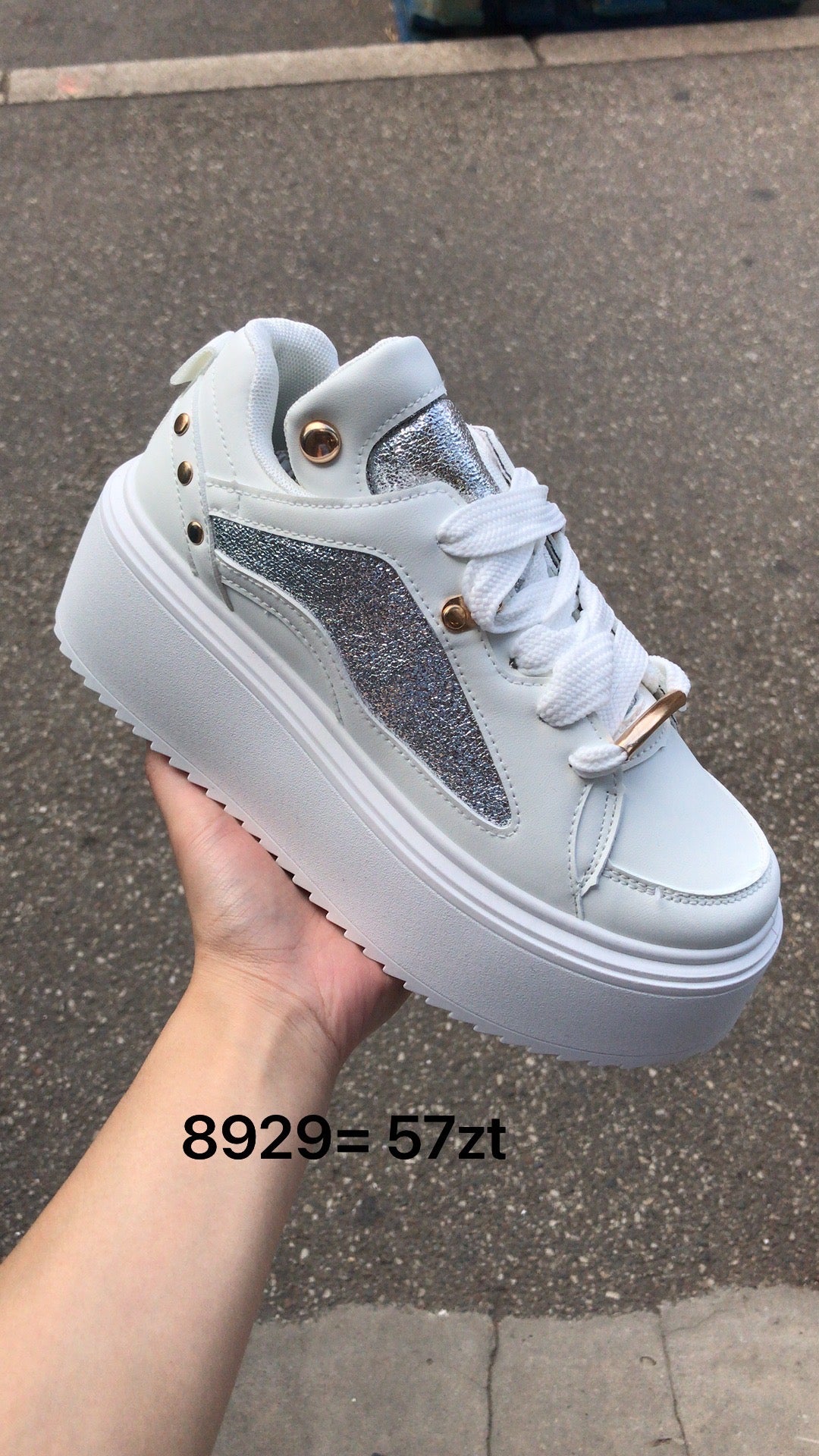 Sneakersy
